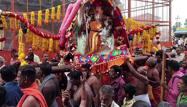 நவராத்திரி விழாவிற்காக கன்னியாகுமரியிலிருந்து திருவனந்தபுரம் செல்லும் சிலைகள்