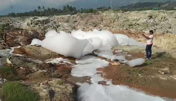 மேட்டூர் அணை உபரிநீர் கால்வாயில் கலக்கும் ரசாயன கழிவுகள்.. நச்சு நுரை பொங்கி காற்றில் பறப்பதால் நோய்தொற்றும் அபாயம்