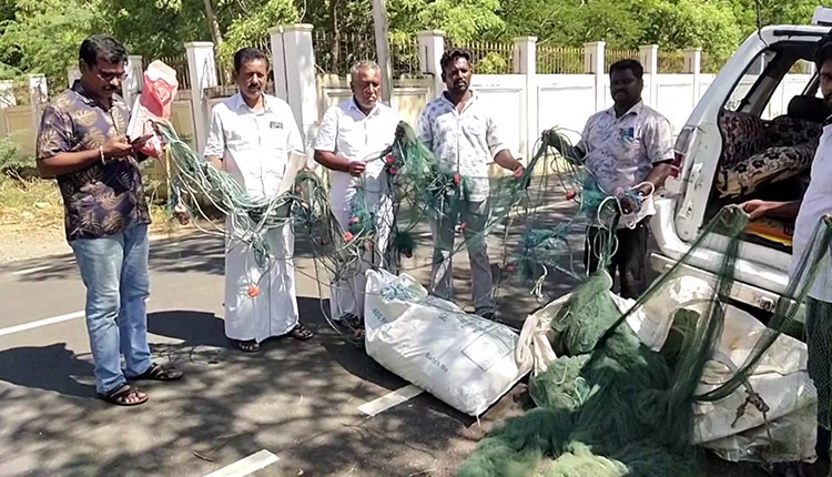 மீன்பிடி படகுகள் மீது மோதிய சரக்கு கப்பல்.. நடுக்கடலில் விழுந்த 13 மீனவர்களும் உயிர் தப்பினர்..!