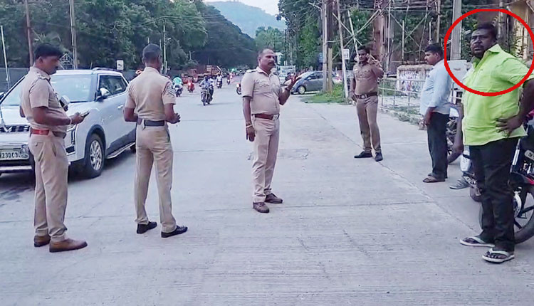 வேலூரில் ஆவணங்களை காண்பிக்க மறுத்து போலீஸாருடன் தி.மு.க ஒன்றிய கவுன்சிலர் வாக்கு வாதம்