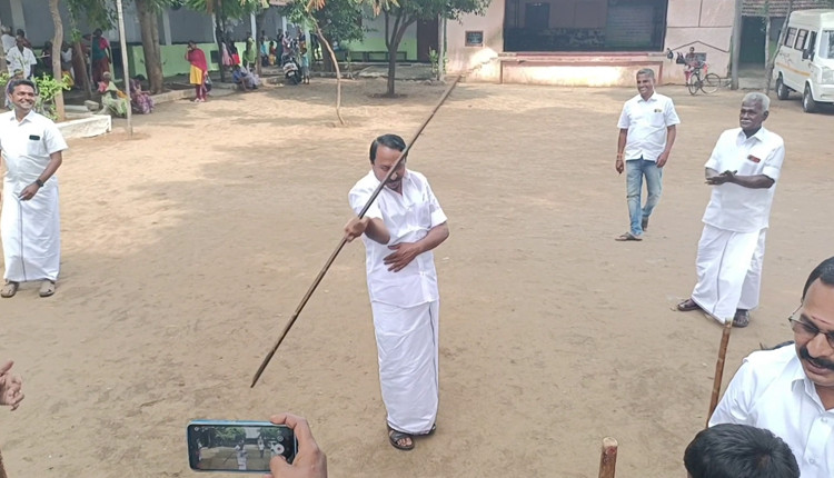 மாணவர்களிடமிருந்து கம்பை வாங்கி சிலம்பம் ஆடிய செங்கோட்டையன்..