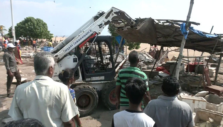 சென்னை பட்டினப்பாக்கம் லூப் சாலையில் உள்ள மீன் கடைகள் மாநகராட்சி அகற்றம்