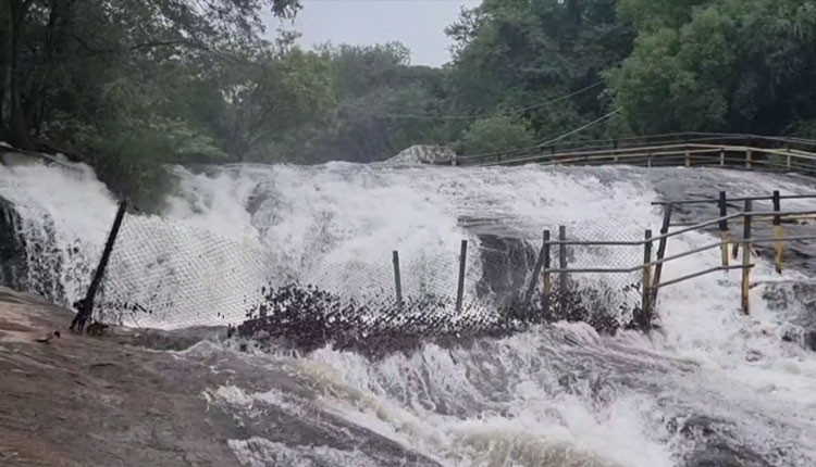 கும்பக்கரை அருவியில் வெள்ளப்பெருக்கு - குளிக்கத் தடை