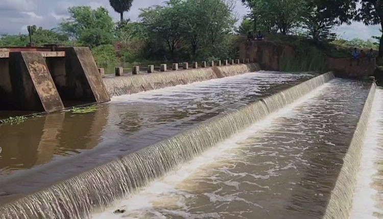 காரைக்குடி அதலகண்மாய் நிறைந்ததால் வெளியேறும் உபரி நீர் - ஆபத்தை உணராமல் குளித்து விளையாடிய சிறுவர்கள்