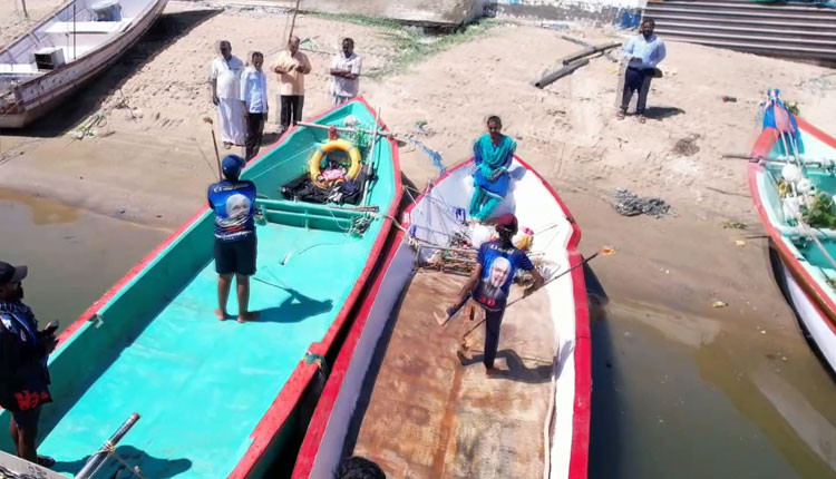 படகில் நெருப்புப் பந்தத்துடன் சிலம்பம் ஆடிய அண்ணன், தங்கை