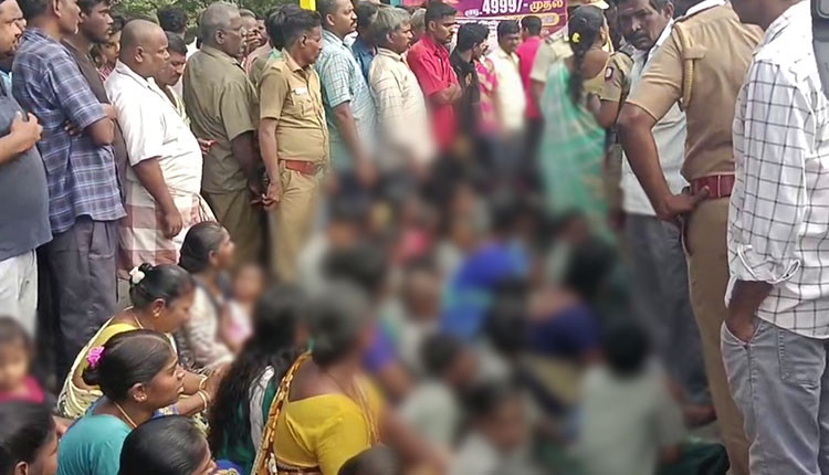 திருப்பத்தூர் , ஆம்பூரில் பள்ளி மாணவர்கள் - பெற்றோர் சாலை மறியல்