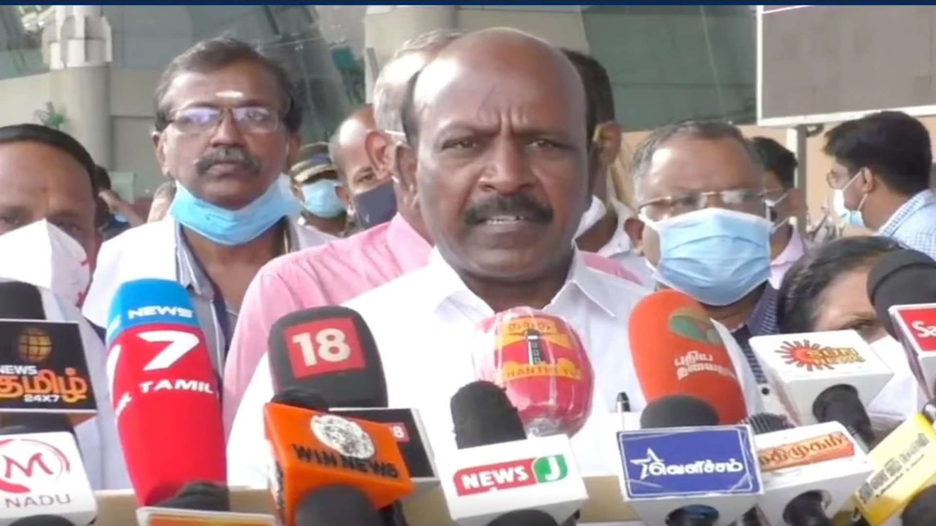 மருத்துவமனை, செவிலியர்கள் உள்ளிட்டோருக்கு இனிப்பு வழங்கிய அமைச்சர்