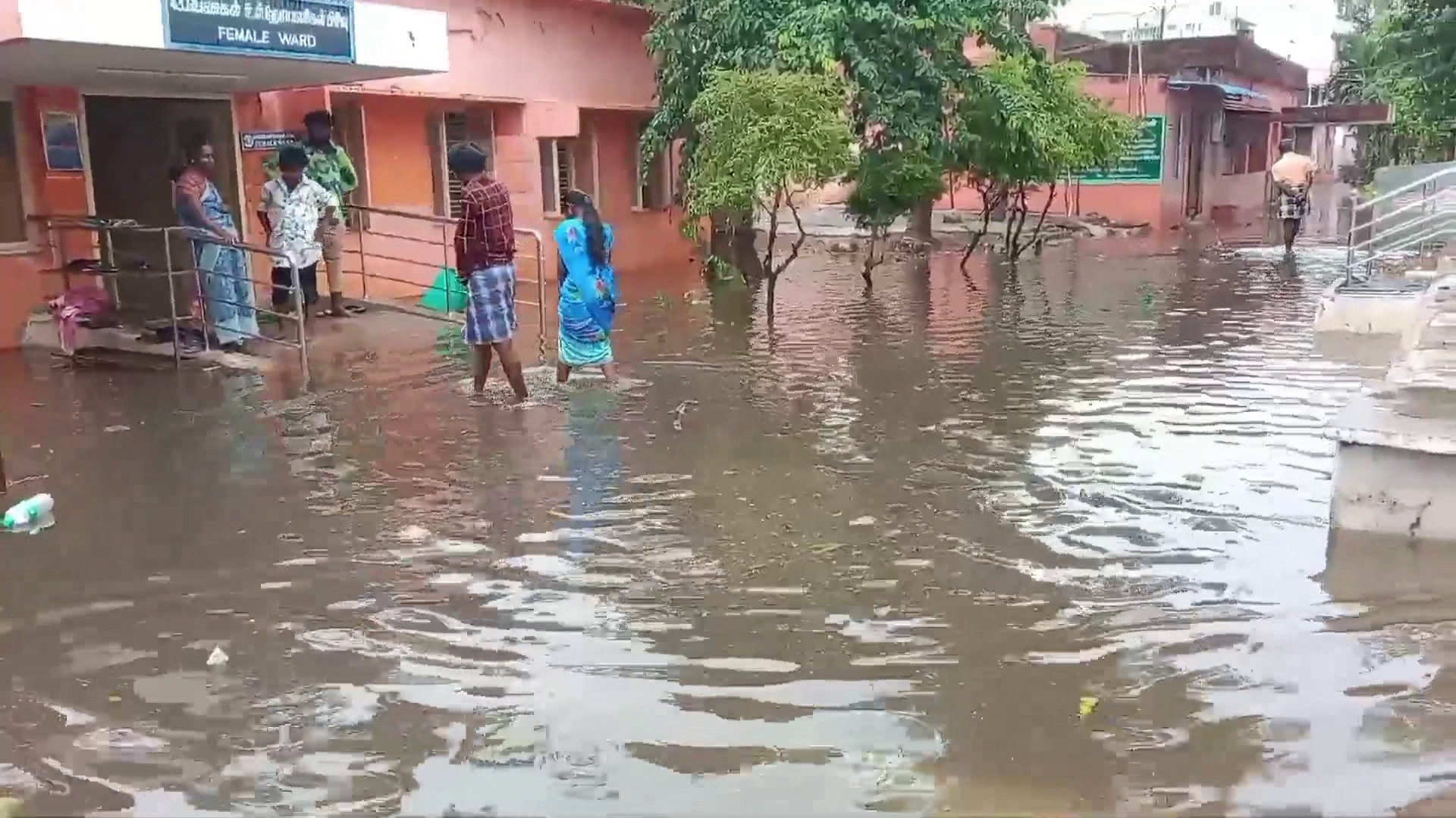 ராசிபுரத்தில் சுமார் ஒரு மணி நேரம் பெய்த கனமழையால் அரசு மருத்துவமனை வளாகத்தை சூழ்ந்த மழைநீர்