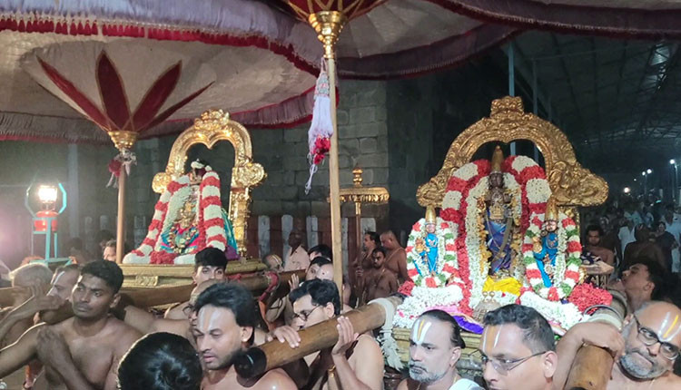 காஞ்சிபுரம் அத்திவரதர் கோயிலில் ஐப்பசி மாத அமாவாசையையொட்டி இரட்டைப் புறப்பாடு உற்சவம்.!
