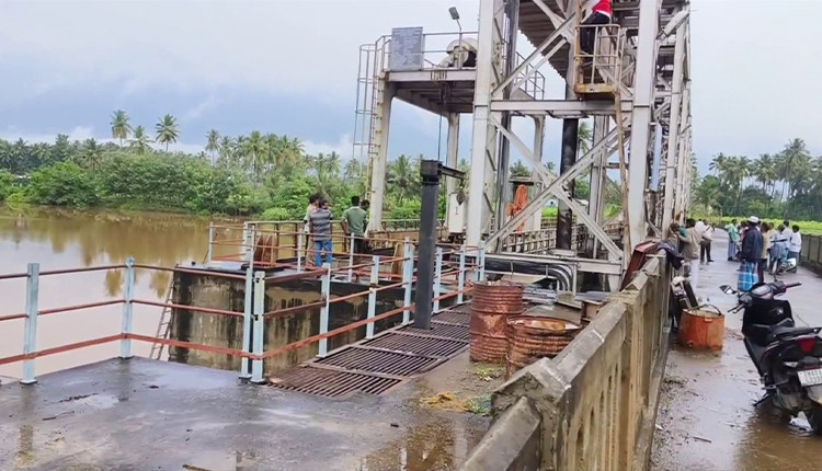 கதவணை மதகுகளில் பழுது ஏற்பட்டதால் வெள்ளிபாளையம் குடியிருப்புகளுக்குள் புகுந்த மழைநீர்