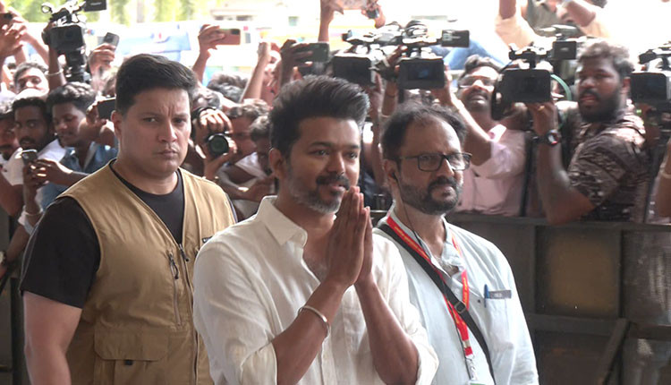 த.வெ.க மாநாடு நடத்த இடம் வழங்கிய விவசாயிகளை கௌரவிக்கம் தலைவர் விஜய்..