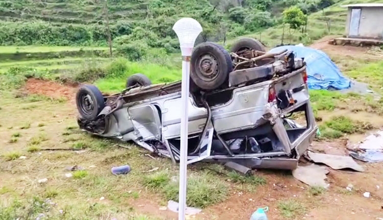 கொடைக்கானல் அருகே 50 அடி பள்ளத்தில் கவிழ்ந்து நொறுங்கிய பொலிரோ ஜீப்.. பிரேக் பிடிக்காததால் மலையில் உருண்டதாக தகவல்..!