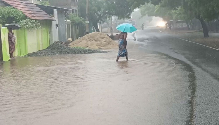 தூத்துக்குடி மாவட்டத்தில் தொடர் கனமழை - வெள்ளக்காடாக மாறிய சாலைகள்