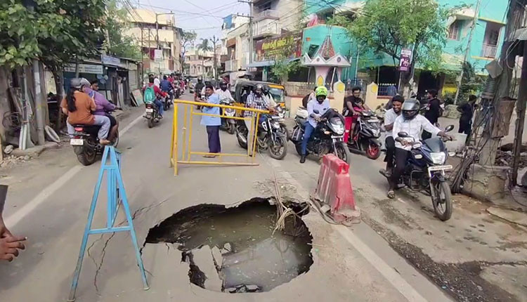 போரூரில் சாலையில் திடீர் ராட்சத பள்ளம் - போக்குவரத்து நெரிசல்