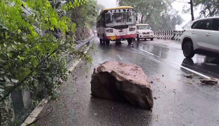 தொடர் மழையால் திருப்பதியில் சாலையில் சரிந்து விழுந்த பாறை..