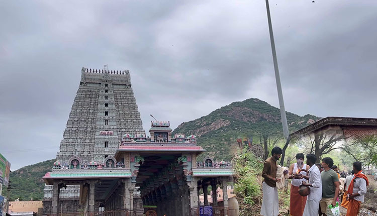 கார்த்திகை தீபத் திருவிழா கோலாகலம் - காடா துணியை மலைக்கு மேல் கொண்டு செல்லும் ஊழியர்கள்.