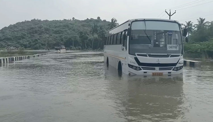 சிங்கபெருமாள் கோயில் அருகே பாலூர் சாலை தரைப்பாலத்தில் சிக்கிய தனியார் பேருந்து..
