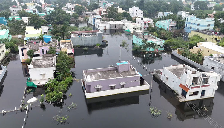 விழுப்புரம் நகராட்சியில் 17 நாட்களாகியும் வடியாத மழைநீர் சிரமத்தில் பொதுமக்கள்