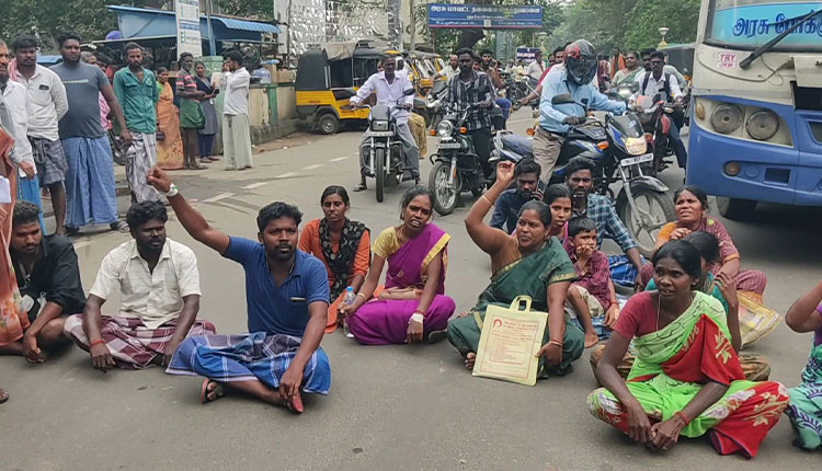 ஸ்கேன் பரிசோதனை மையத்தில் 4 நாட்களாக மருத்துவர்கள் இல்லை என அரசு மருத்துவமனை முன்பு நோயாளிகள் சாலை மறியல் போராட்டம்