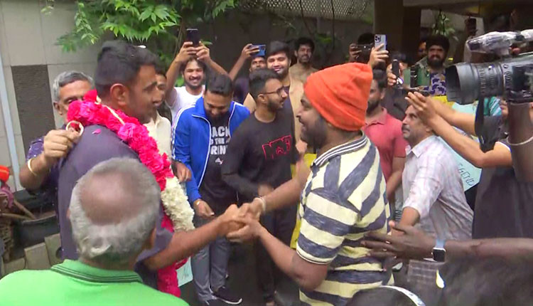 சென்னை திரும்பிய கிரிக்கெட் வீரர் அஸ்வின்.. ஓய்வை அறிவித்த பின் தாயகம் வந்த அஸ்வினுக்கு உற்சாக வரவேற்பு..
