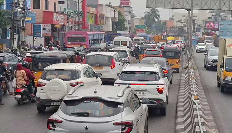 மெட்ரோ பணிகளால் மவுண்ட் - பூந்தமல்லி சாலையில் கடும் போக்குவரத்து நெரிசல்..