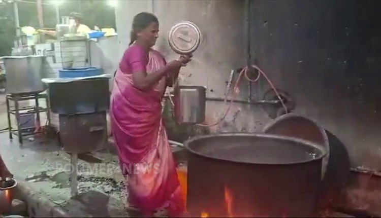அரசு மருத்துவமனை மகப்பேறு வார்டில் வாட்டர் ஹீட்டர் பழுதானதால் டீ கடைகளில் நீண்ட வரிசையில் நின்று வெந்நீரை வாங்கிச் செல்லும் கர்ப்பிணிகளின் உறவினர்கள்