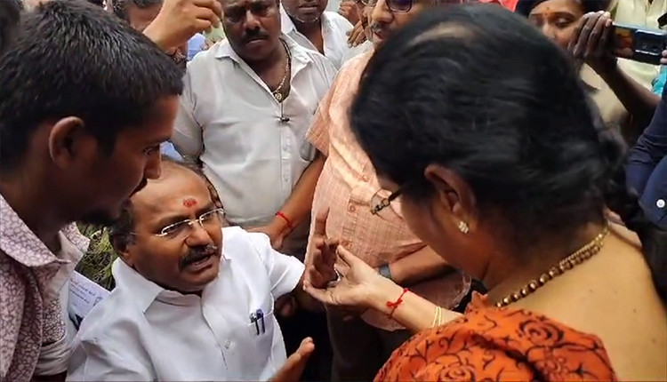 ஸ்ரீ ராமலிங்க வள்ளலார் மேல்நிலைப்பள்ளி மூடப்படுவதாக வெளியான தகவல்... பள்ளி நிர்வாகியின் காலில் விழுந்து கெஞ்சிய சேலம் மேற்கு தொகுதி எம்எல்ஏ அருள்